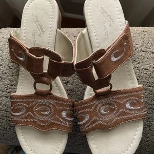 Easy Street Sandals Size 7M Brown with silver threading New never worn